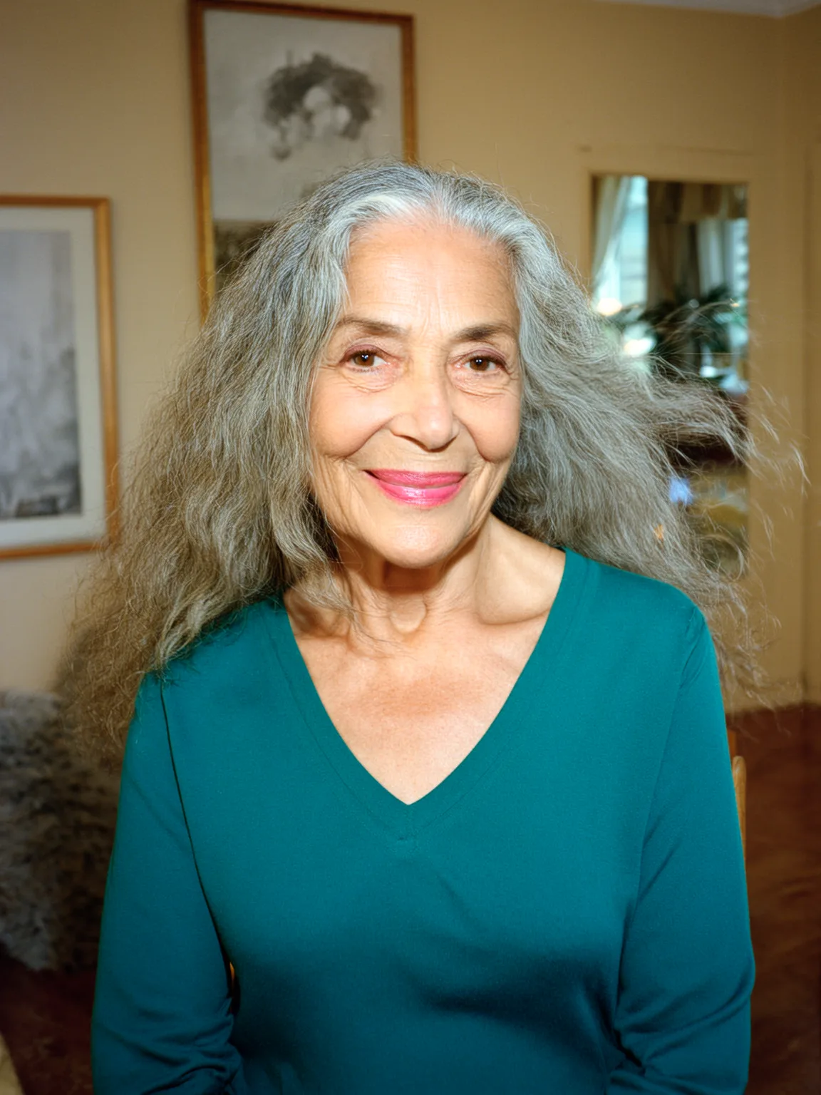 Long Layers in Silver Gray with Wavy Volume